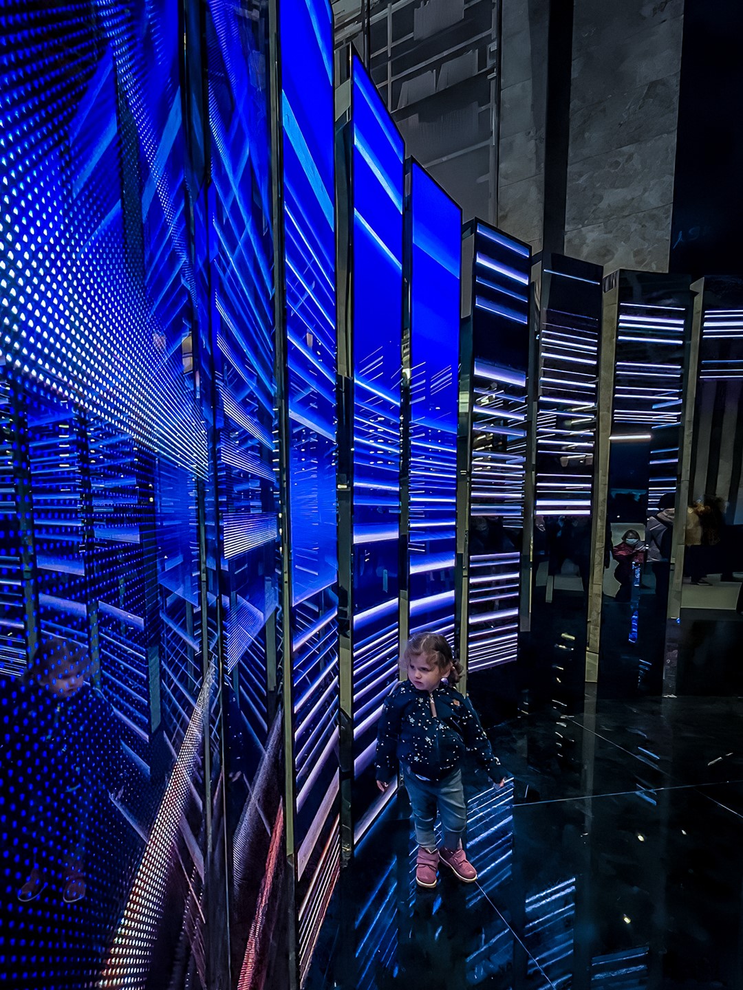 Photo of a kid standing in front of the installation named 'Trace' which made by NOHLAB in Atatürk Kültür Merkezi