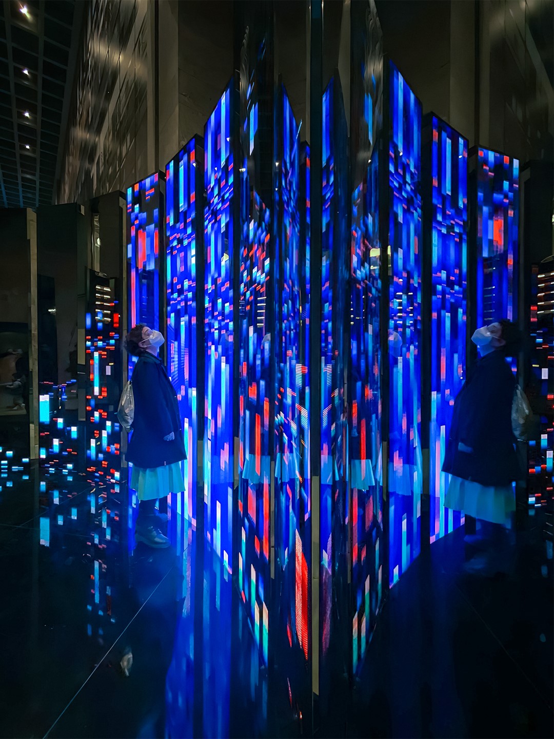 Photo of a women standing in front of the installation named 'Trace' which made by NOHLAB in Atatürk Kültür Merkezi